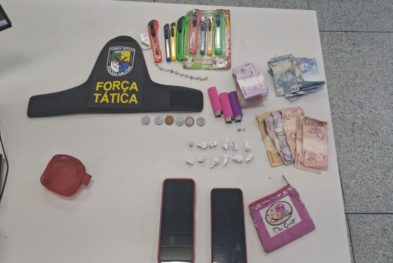 Adolescente é apreendido e mulher é presa por tráfico de drogas na Zona Norte de Aracaju