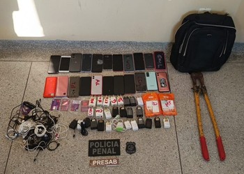 Policiais penais apreendem celulares e eletrônicos arremessados para presídio de Areia Branca