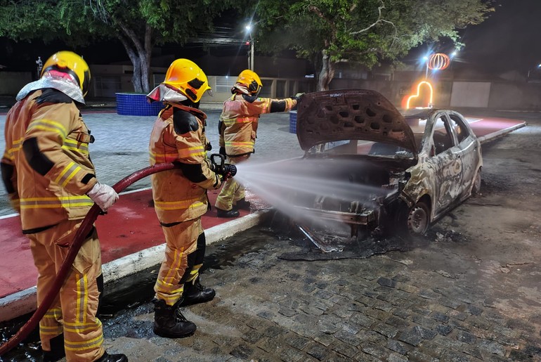 Incêndios atingem veículo em Boquim e ferro-velho em Itabaianinha