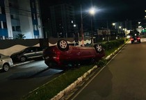 Carro capota após bater em veículo estacionado na Zona Sul de Aracaju