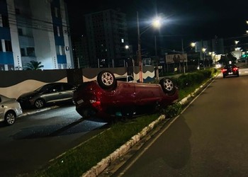 Carro capota após bater em veículo estacionado na Zona Sul de Aracaju