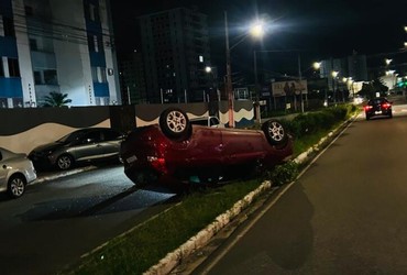 Carro capota após bater em veículo estacionado na Zona Sul de Aracaju