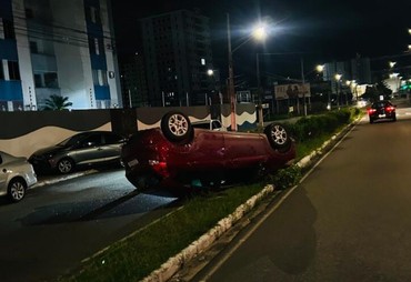 Carro capota após bater em veículo estacionado na Zona Sul de Aracaju