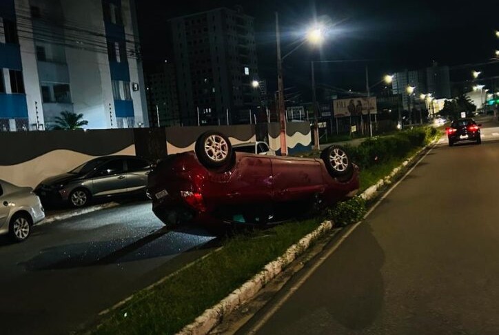 Carro capota após bater em veículo estacionado na Zona Sul de Aracaju