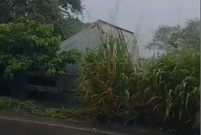 Caminhão tomba após tentar desviar de carreta parada na SE-170