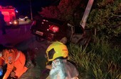 Dois homens ficam feridos após carro bater em poste na SE-100