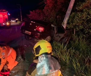 Dois homens ficam feridos após carro bater em poste na SE-100
