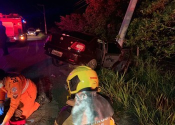 Dois homens ficam feridos após carro bater em poste na SE-100