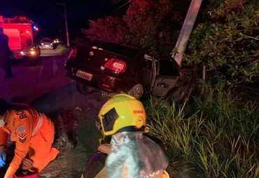 Dois homens ficam feridos após carro bater em poste na SE-100