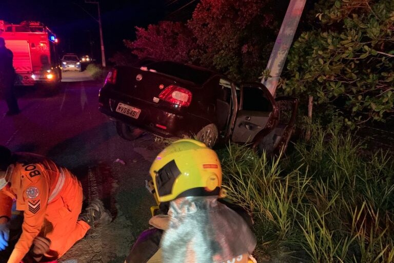Dois homens ficam feridos após carro bater em poste na SE-100