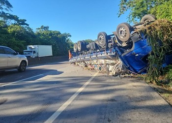 Carreta tomba e deixa carga espalhada na BR-101, em Nossa Senhora do Socorro