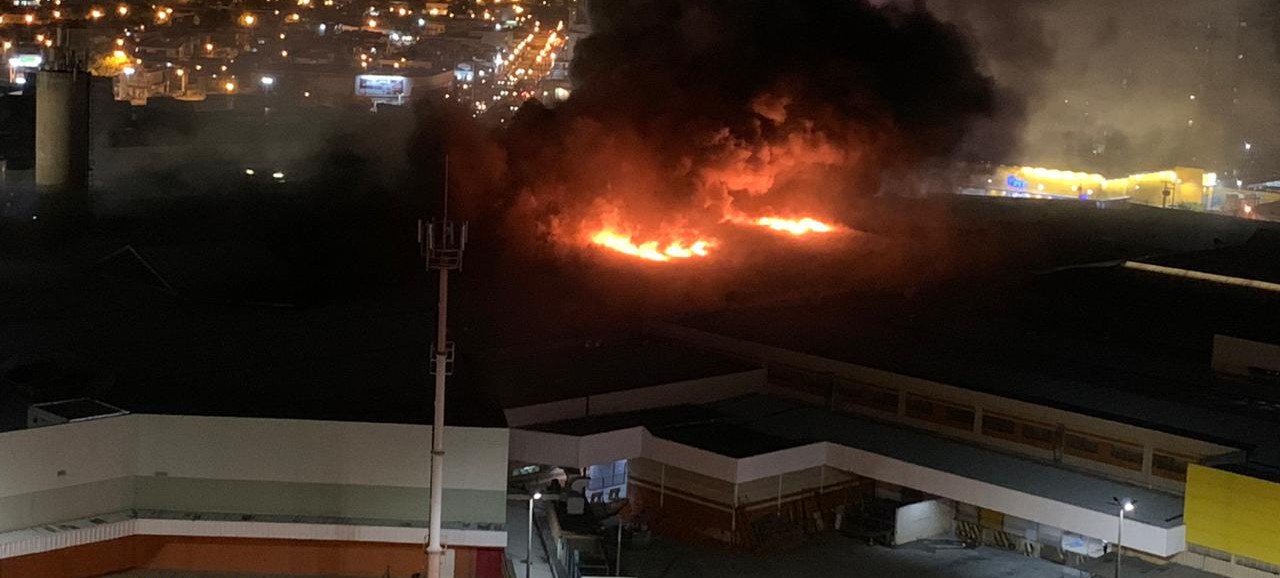 Incêndio atinge três lojas do Shopping Jardins em Aracaju
