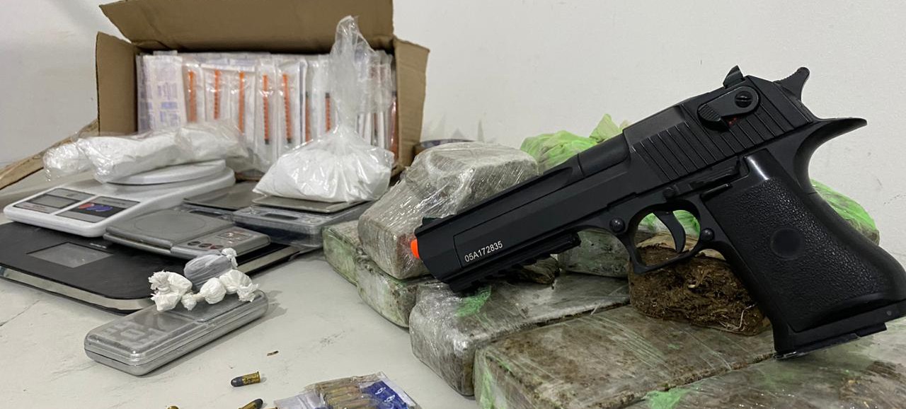 Polícia apreende cerca de 50 quilos de cocaína e material de campanha eleitoral