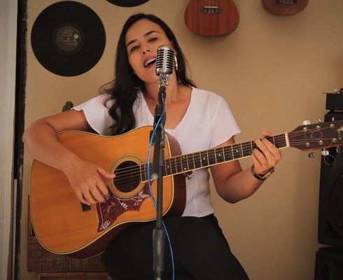 Tallyta Sabrina se apresenta no Grão Reino Café neste sábado