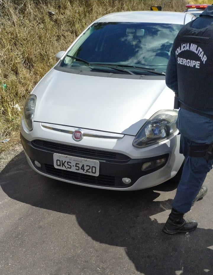 Em Umbaúba, polícia recupera veículo roubado no bairro Bugio
