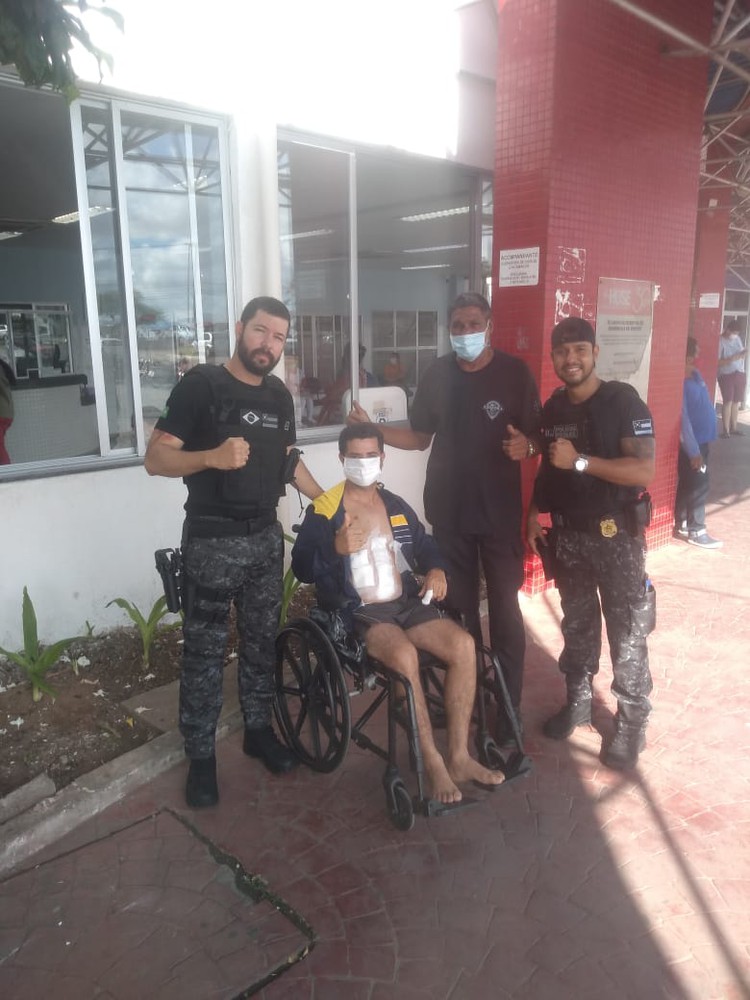 Policial penal baleado por interno do Copecam recebe alta do Huse