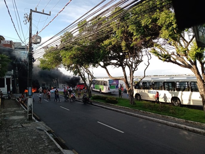 Famílias da ocupação João Mulungu realizam protesto na avenida Ivo do Prado