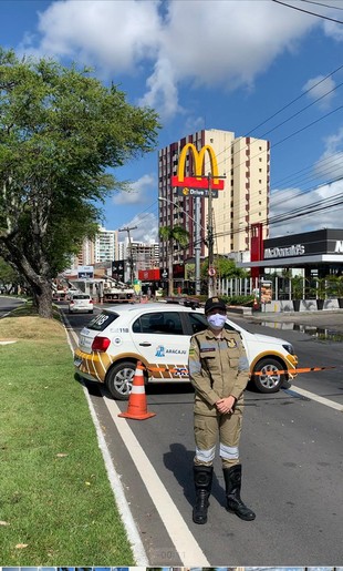 Acidente derruba postes na avenida Hermes Fontes e trecho fica interditado