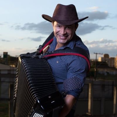 Cantor Rony Barbosa vai comandar live neste domingo