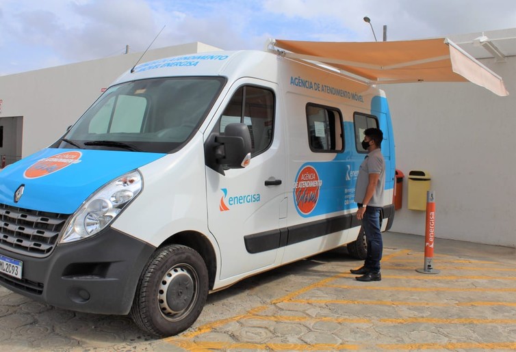 Agência Móvel da Energisa realiza atendimento na praça entre os mercados centrais