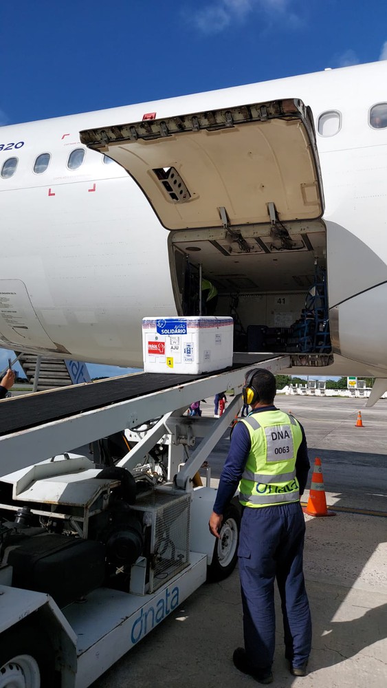 Remessa com mais de 63 mil doses de vacinas contra covid-19 chega em Sergipe