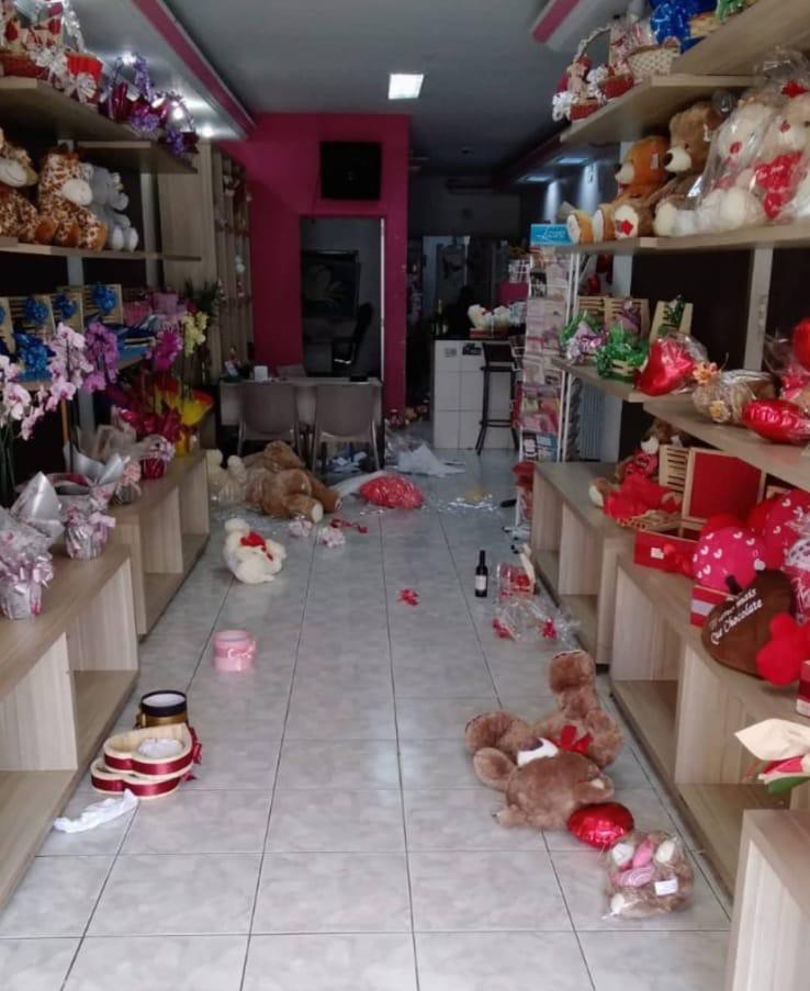 Em Aracaju, floricultura é invadida e cerca de R$ 10 mil em produtos são levados