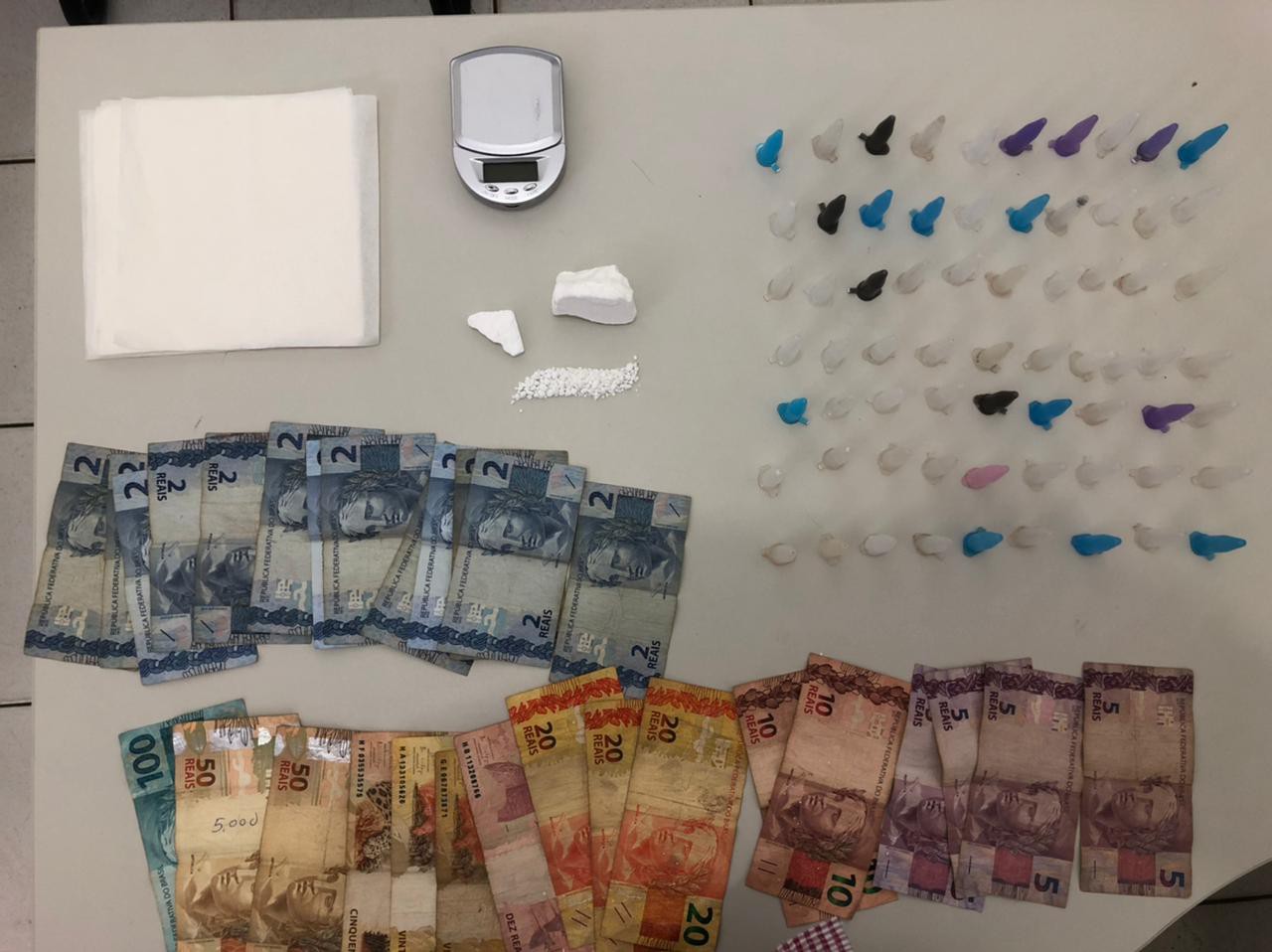 Suspeito é preso por tráfico de drogas e são apreendidos com ele 67 pinos, balança de precisão e dinheiro