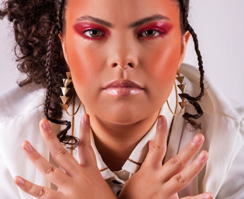Num dualismo entre tempo e espaço, cantora Lilian Lee lança seu primeiro EP de Pop Rock