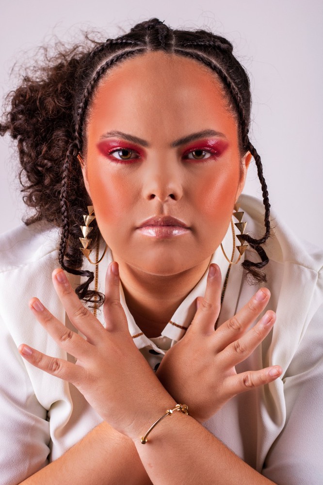 Num dualismo entre tempo e espaço, cantora Lilian Lee lança seu primeiro EP de Pop Rock