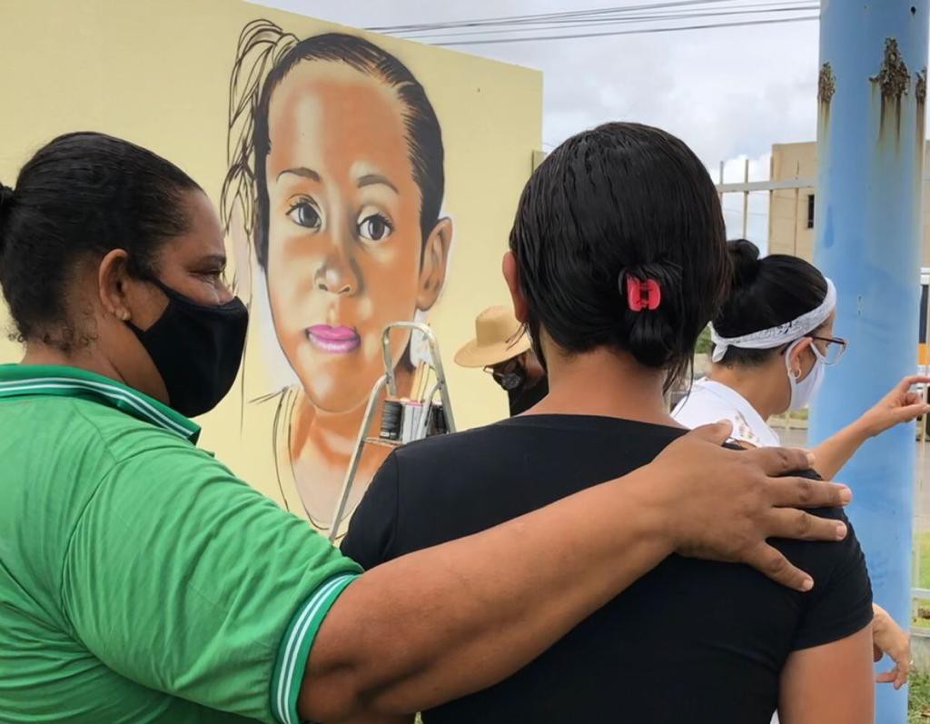 Pintura em homenagem a Lorrany é feita em escola que menina estudava
