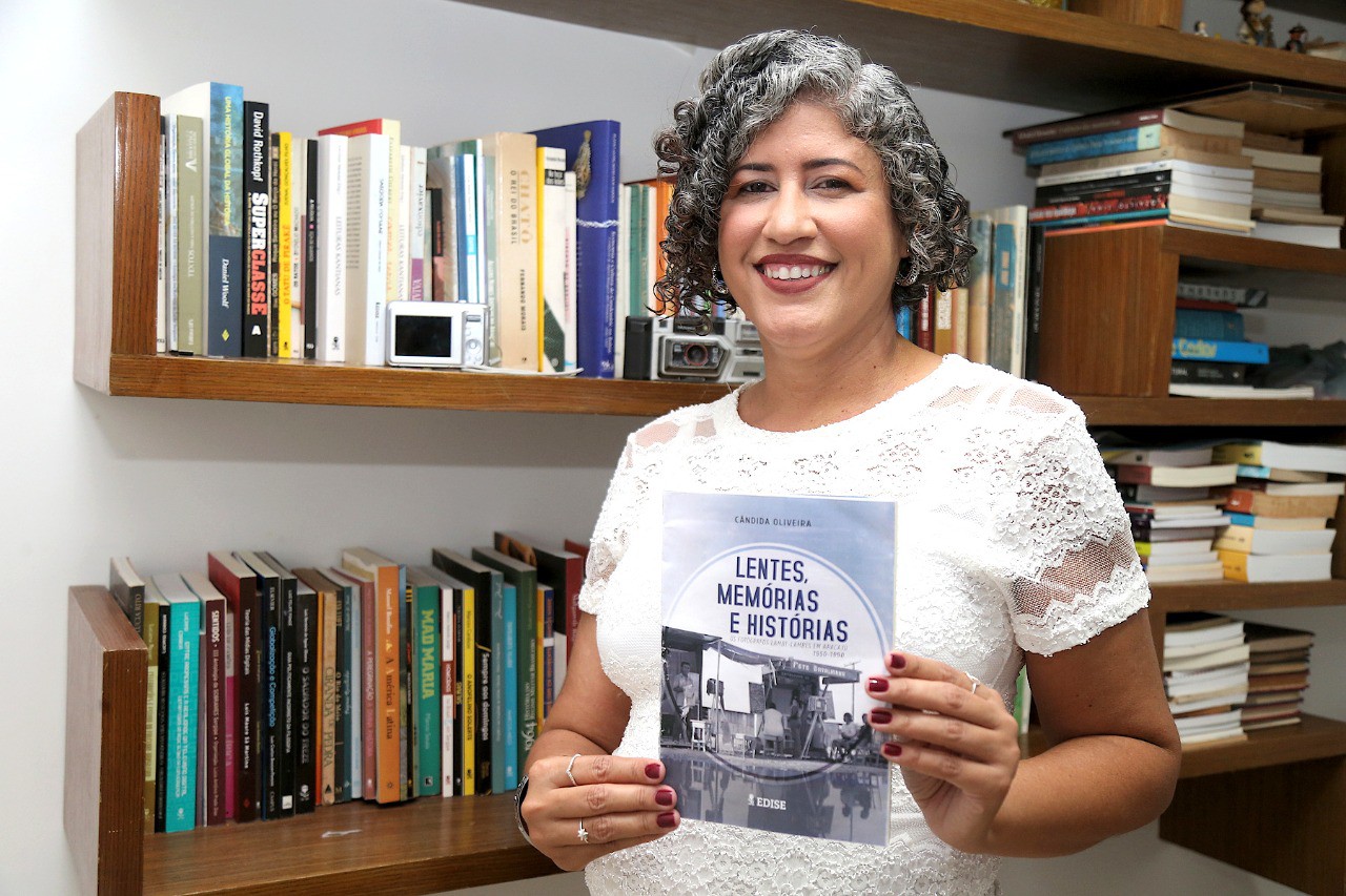 Jornalista lança livro sobre história dos fotógrafos lambe-lambes de Aracaju