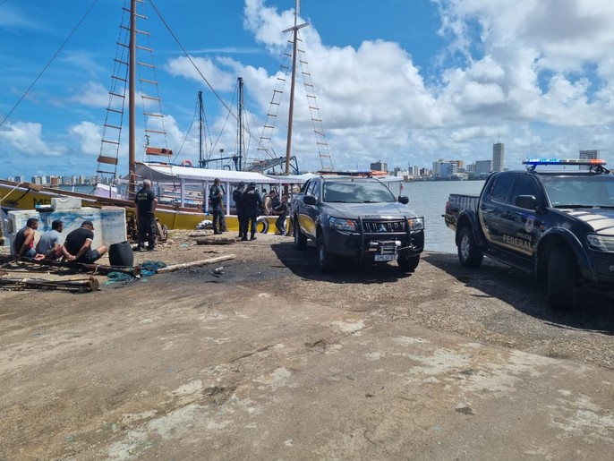 Embarcação com drogas avaliadas em 65 milhões de reais é apreendida no Rio Sergipe
