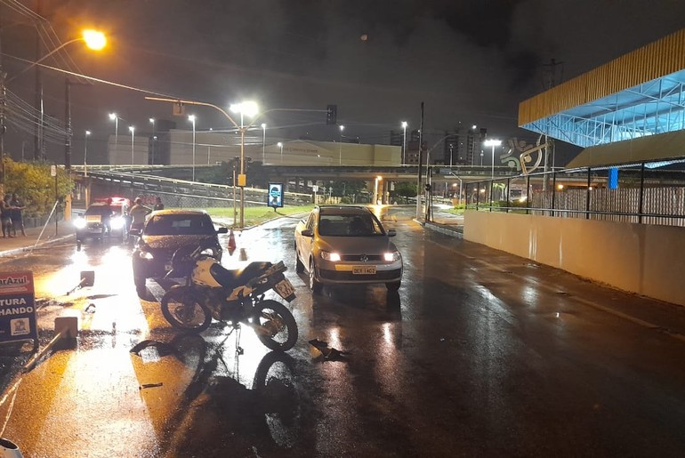 Motociclista com sintomas de embriaguez é detido após provocar colisões em Aracaju