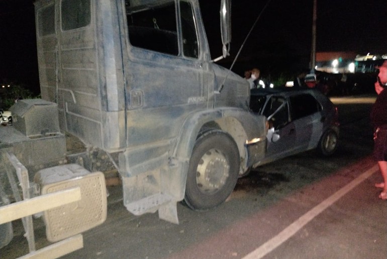 Motorista morre após colidir com caminhão em Simão Dias