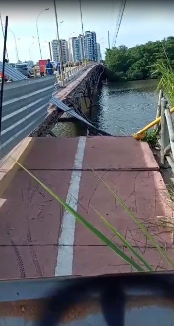 Parte da estrutura da ciclovia sobre a ponte do Rio Poxim desaba e assusta população em Aracaju