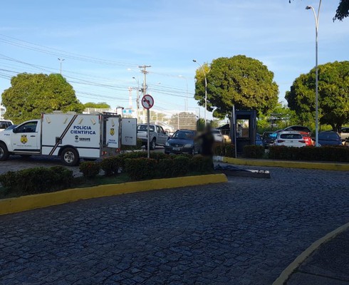 Porta de carro do IML abre e bandeja com cadáver cai no estacionamento do Huse