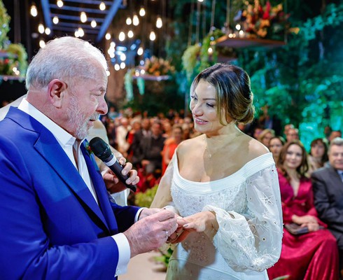 Com cerimônia luxuosa, ex-presidente Lula e socióloga Janja casam em São Paulo