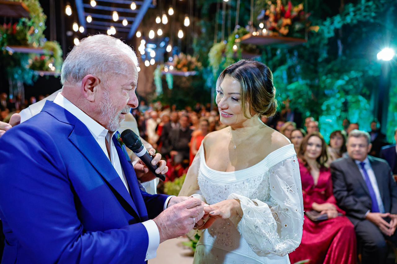 Com cerimônia luxuosa, ex-presidente Lula e socióloga Janja casam em São Paulo