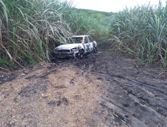 Carro carbonizado em Laranjeiras