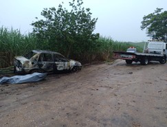 Carro carbonizado em Laranjeiras