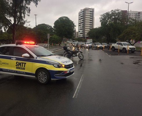 Trânsito é parcialmente bloqueado na ponte do Rio Poxim em Aracaju