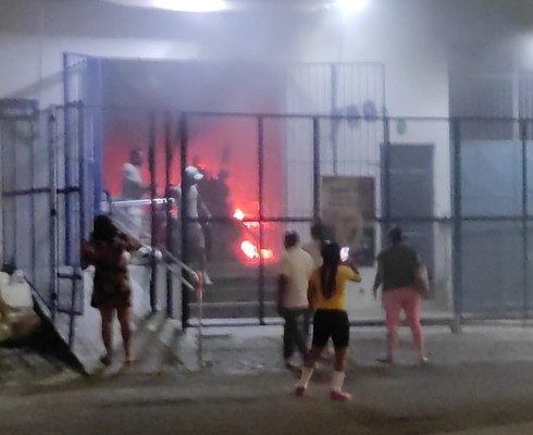 Incêndio atinge depósito de madeira na Zona Norte de Aracaju; VÍDEO