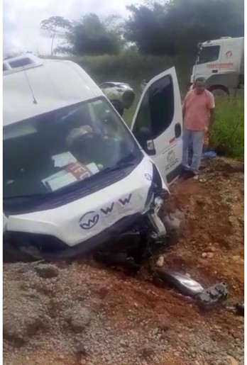 Quatro pessoas ficam feridas em acidente entre van e carro de passeio na BR-101