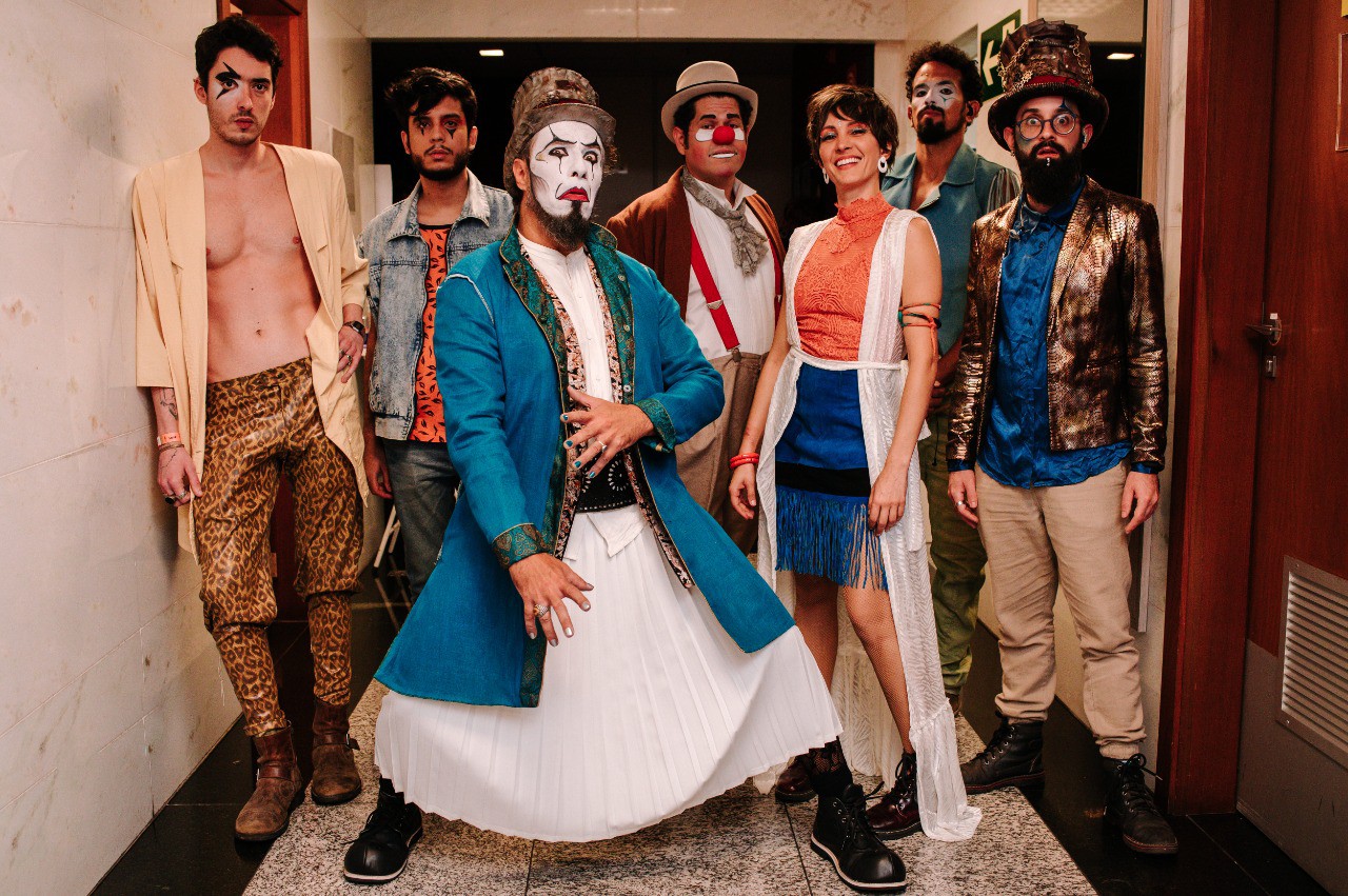 O Teatro Mágico volta a Aracaju para lançamento do novo show "Luzente"