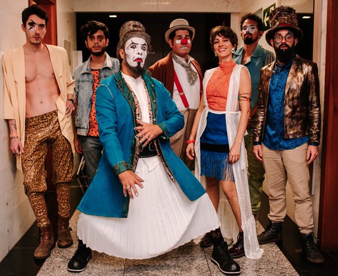 O Teatro Mágico volta a Aracaju para lançamento do novo show "Luzente"