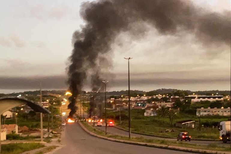 Moradores realizam protesto e fecham trecho da BR-101 com pneus em chamas