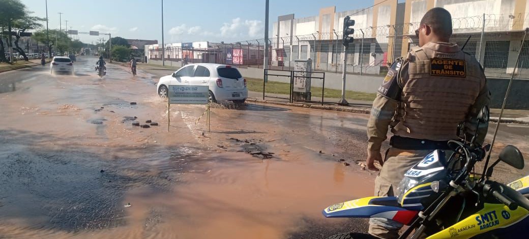 Tubulação de água rompe e causa desabastecimento na Zona Sul de Aracaju