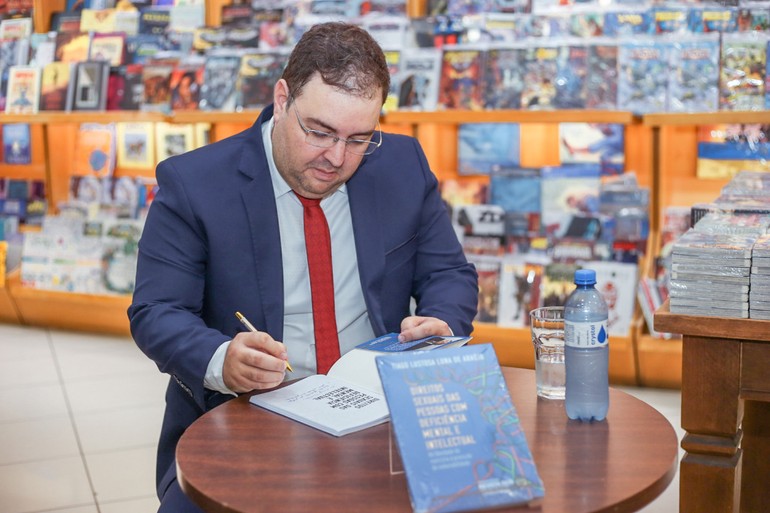 Delegado Tiago Lustosa lança livro sobre direitos sexuais