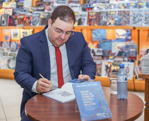 Delegado Tiago Lustosa lança livro sobre direitos sexuais