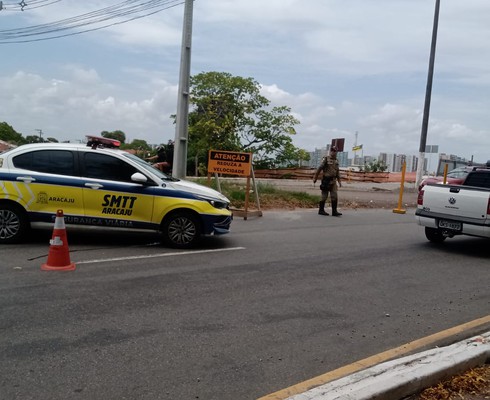 Após cabeceira da ponte sobre o Rio Poxim ceder, trânsito é bloqueado